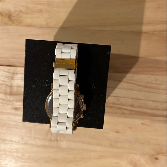 Michael Kors White & Gold Silicone Women’s Watch with Extra Links + Box - Picture 9 of 9